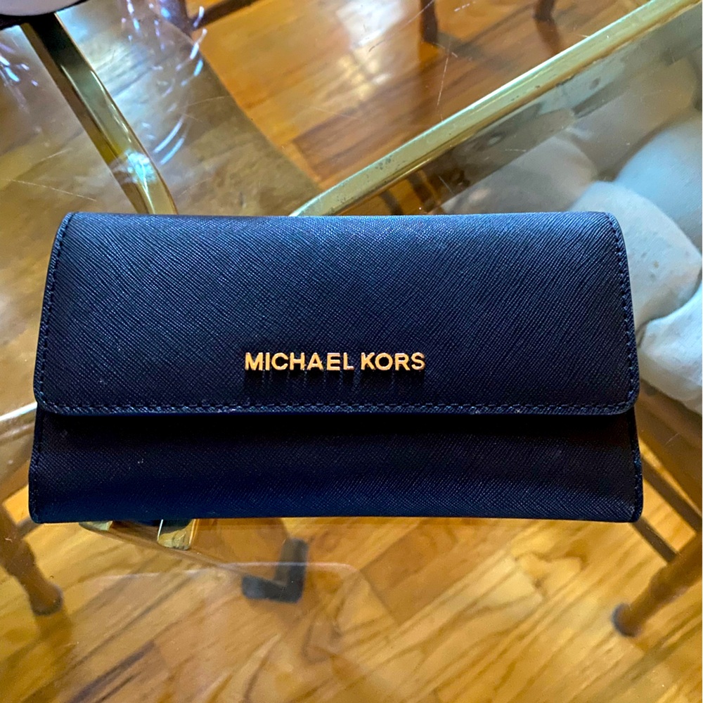 It’s a black medium size Michael Kors wallet.its brand new with slots inside.
